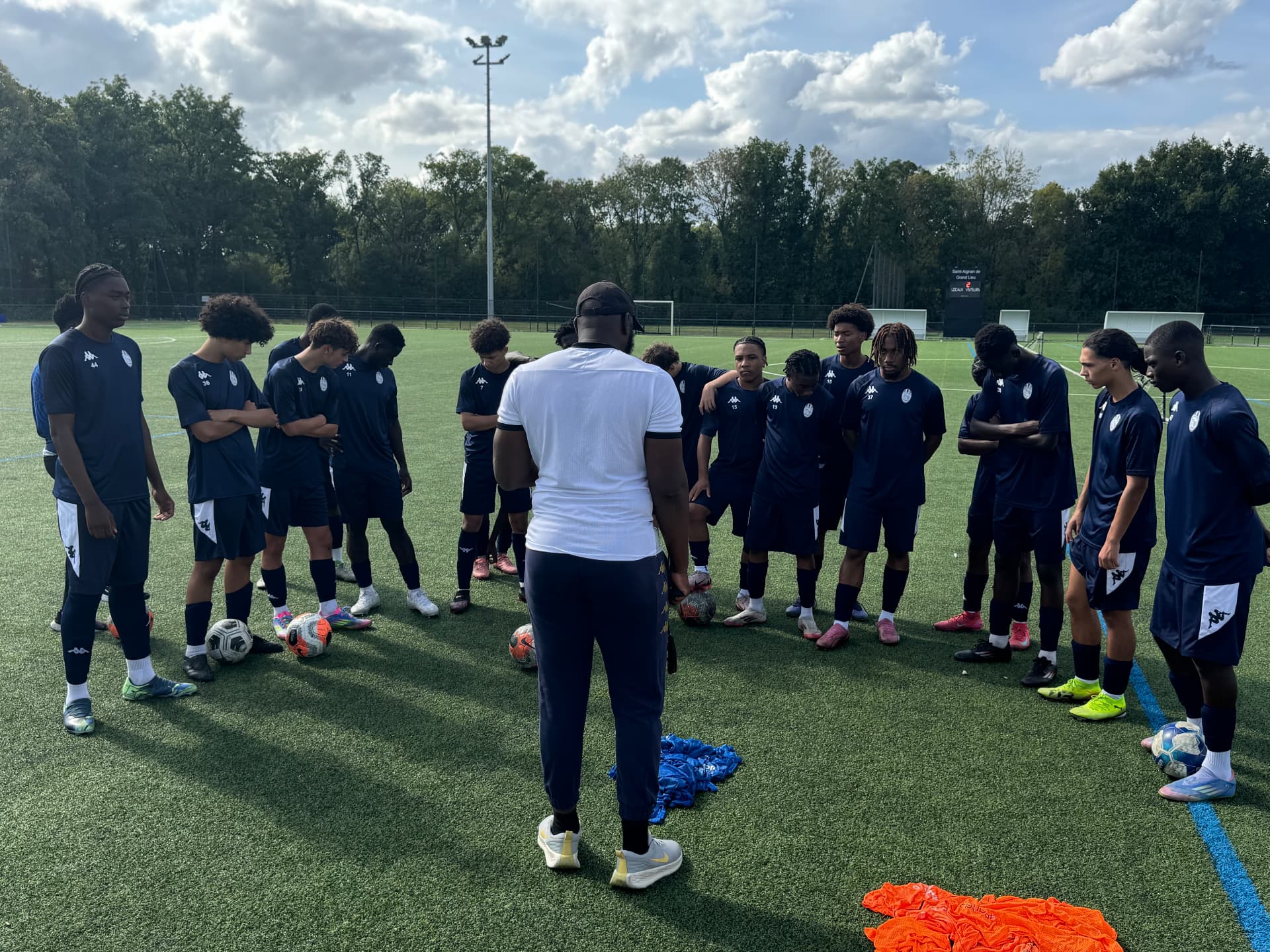 Fadhil Salou en cercle avec ses joueurs avant un exercice